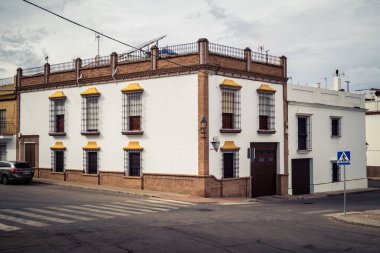 Carmona, İspanya, 28 Ekim 2025 Carmona ve Andalusia 'nın tipik dar ve pitoresk sokaklarından oluşan tarihi şehir merkezi..