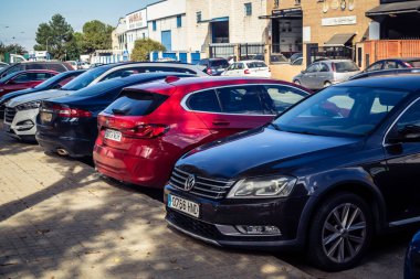 Carmona, İspanya, 28 Ekim 2025 Andalusia 'nın tipik dar ve pitoresk sokaklarından oluşan tarihi şehir merkezi Carmona' nın sokaklarına park edilmiş arabalar..