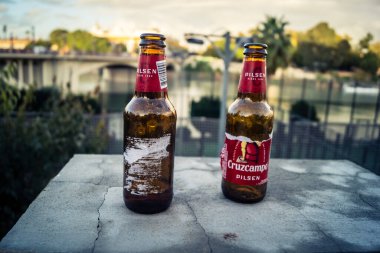 Seville, İspanya, 5 Kasım 2025 tarihi bölge, sokak sahneleri ve günlük yaşam. Trafik ve mimari, Endülüs 'teki kentsel yaşamın pitoresk bir görüntüsü.