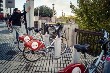 Seville, İspanya, 5 Kasım 2025 tarihi bölge, sokak sahneleri ve günlük yaşam. Trafik ve mimari, Endülüs 'teki kentsel yaşamın pitoresk bir görüntüsü.