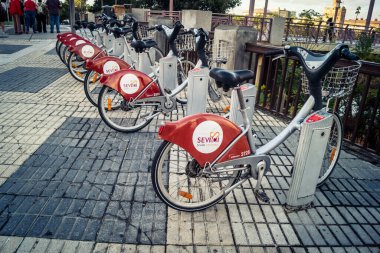 Seville, İspanya, 5 Kasım 2025 tarihi bölge, sokak sahneleri ve günlük yaşam. Trafik ve mimari, Endülüs 'teki kentsel yaşamın pitoresk bir görüntüsü.