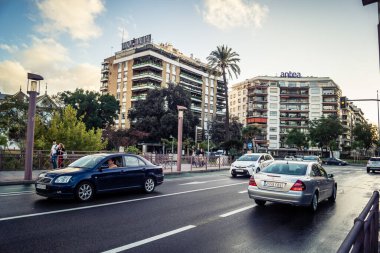 Seville, İspanya, 5 Kasım 2025 tarihi bölge, sokak sahneleri ve günlük yaşam. Trafik ve mimari, Endülüs 'teki kentsel yaşamın pitoresk bir görüntüsü.