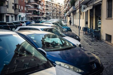 Seville, İspanya, 5 Kasım 2025 tarihi bölge, sokak sahneleri ve günlük yaşam. Trafik ve mimari, Endülüs 'teki kentsel yaşamın pitoresk bir görüntüsü.