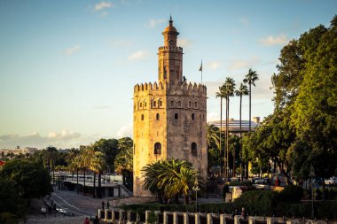 Seville, İspanya, 5 Kasım 2025 tarihi bölge, sokak sahneleri ve günlük yaşam. Trafik ve mimari, Endülüs 'teki kentsel yaşamın pitoresk bir görüntüsü.