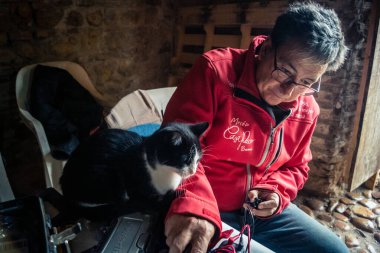 Carmona, İspanya, 13 Kasım 2025 İspanya 'nın Carmona köyü yakınlarındaki İspanyol çiftliğinde çalışan çiftçi..