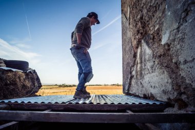 Carmona, İspanya, 13 Kasım 2025 İspanya 'nın Carmona köyü yakınlarındaki İspanyol çiftliğinde çalışan çiftçi..