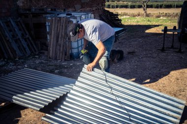 Carmona, İspanya, 13 Kasım 2025 İspanya 'nın Carmona köyü yakınlarındaki İspanyol çiftliğinde çalışan çiftçi..