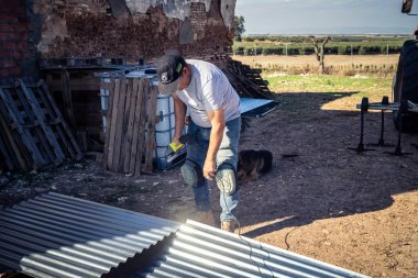 Carmona, İspanya, 13 Kasım 2025 İspanya 'nın Carmona köyü yakınlarındaki İspanyol çiftliğinde çalışan çiftçi..