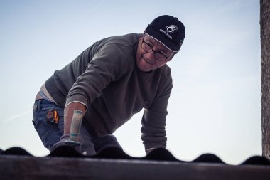 Carmona, İspanya, 13 Kasım 2025 İspanya 'nın Carmona köyü yakınlarındaki İspanyol çiftliğinde çalışan çiftçi..