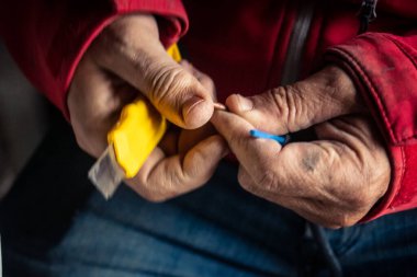 Carmona, İspanya, 13 Kasım 2025 İspanya 'nın Carmona köyü yakınlarındaki İspanyol çiftliğinde çalışan çiftçi..