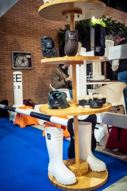 Seville, İspanya, 18 Kasım 2025 Seville Uluslararası At Fuarı 'nda (SICAB) binicilik atölyesi. Dünyanın en büyük İspanyol atları sergisi 350 'den fazla üreticiyi bir araya getirdi..