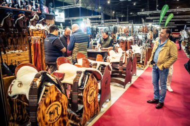 Seville, İspanya, 18 Kasım 2025 Seville Uluslararası At Fuarı 'nda (SICAB) binicilik atölyesi. Dünyanın en büyük İspanyol atları sergisi 350 'den fazla üreticiyi bir araya getirdi..