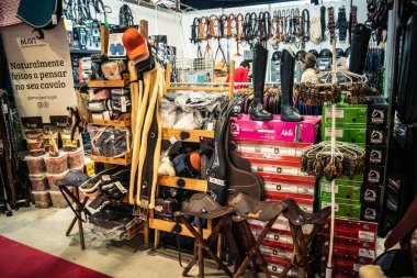 Seville, İspanya, 18 Kasım 2025 Seville Uluslararası At Fuarı 'nda (SICAB) binicilik atölyesi. Dünyanın en büyük İspanyol atları sergisi 350 'den fazla üreticiyi bir araya getirdi..