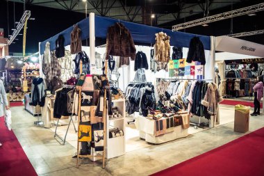 Seville, İspanya, 18 Kasım 2025 Seville Uluslararası At Fuarı 'nda (SICAB) binicilik atölyesi. Dünyanın en büyük İspanyol atları sergisi 350 'den fazla üreticiyi bir araya getirdi..