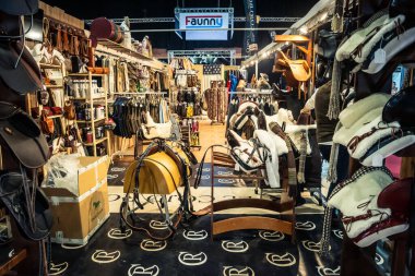 Seville, İspanya, 18 Kasım 2025 Seville Uluslararası At Fuarı 'nda (SICAB) binicilik atölyesi. Dünyanın en büyük İspanyol atları sergisi 350 'den fazla üreticiyi bir araya getirdi..