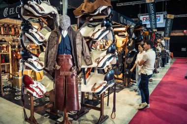 Seville, İspanya, 18 Kasım 2025 Seville Uluslararası At Fuarı 'nda (SICAB) binicilik atölyesi. Dünyanın en büyük İspanyol atları sergisi 350 'den fazla üreticiyi bir araya getirdi..