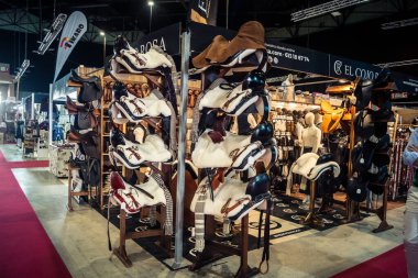 Seville, İspanya, 18 Kasım 2025 Seville Uluslararası At Fuarı 'nda (SICAB) binicilik atölyesi. Dünyanın en büyük İspanyol atları sergisi 350 'den fazla üreticiyi bir araya getirdi..