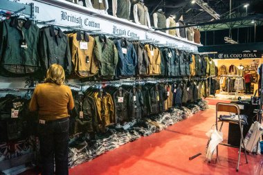 Seville, İspanya, 18 Kasım 2025 Seville Uluslararası At Fuarı 'nda (SICAB) binicilik atölyesi. Dünyanın en büyük İspanyol atları sergisi 350 'den fazla üreticiyi bir araya getirdi..