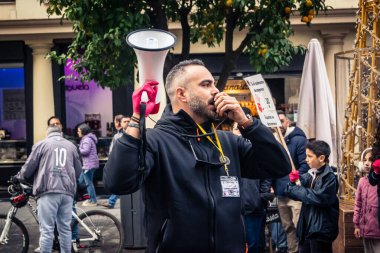 Seville, İspanya, 30 Kasım 2025 Sevilla 'da serbest çalışan işçiler, İspanyol hükümetinin uğradığı sömürüyü protesto etmek için şehrin tarihi merkezinde gösteri yaptılar..