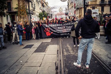 Seville, İspanya, 30 Kasım 2025 Sevilla 'da serbest çalışan işçiler, İspanyol hükümetinin uğradığı sömürüyü protesto etmek için şehrin tarihi merkezinde gösteri yaptılar..