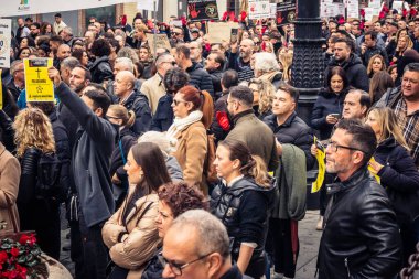 Seville, İspanya, 30 Kasım 2025 Sevilla 'da serbest çalışan işçiler, İspanyol hükümetinin uğradığı sömürüyü protesto etmek için şehrin tarihi merkezinde gösteri yaptılar..