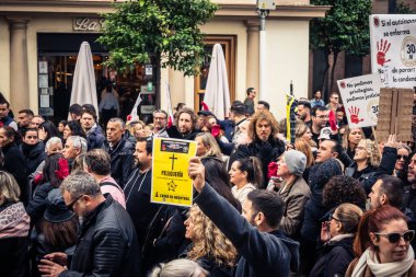 Seville, İspanya, 30 Kasım 2025 Sevilla 'da serbest çalışan işçiler, İspanyol hükümetinin uğradığı sömürüyü protesto etmek için şehrin tarihi merkezinde gösteri yaptılar..
