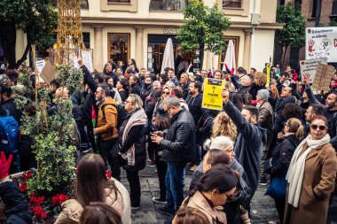 Seville, İspanya, 30 Kasım 2025 Sevilla 'da serbest çalışan işçiler, İspanyol hükümetinin uğradığı sömürüyü protesto etmek için şehrin tarihi merkezinde gösteri yaptılar..