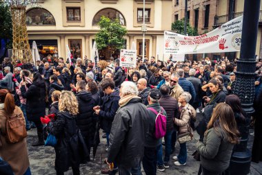 Seville, İspanya, 30 Kasım 2025 Sevilla 'da serbest çalışan işçiler, İspanyol hükümetinin uğradığı sömürüyü protesto etmek için şehrin tarihi merkezinde gösteri yaptılar..