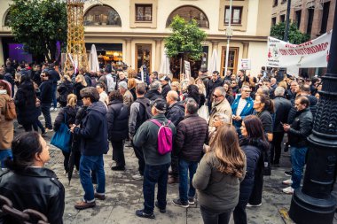 Seville, İspanya, 30 Kasım 2025 Sevilla 'da serbest çalışan işçiler, İspanyol hükümetinin uğradığı sömürüyü protesto etmek için şehrin tarihi merkezinde gösteri yaptılar..