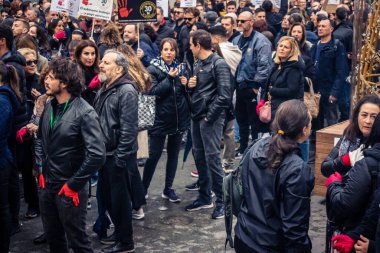 Seville, İspanya, 30 Kasım 2025 Sevilla 'da serbest çalışan işçiler, İspanyol hükümetinin uğradığı sömürüyü protesto etmek için şehrin tarihi merkezinde gösteri yaptılar..