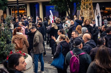 Seville, İspanya, 30 Kasım 2025 Sevilla 'da serbest çalışan işçiler, İspanyol hükümetinin uğradığı sömürüyü protesto etmek için şehrin tarihi merkezinde gösteri yaptılar..