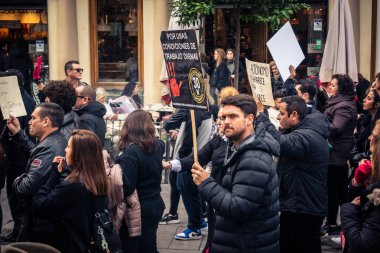 Seville, İspanya, 30 Kasım 2025 Sevilla 'da serbest çalışan işçiler, İspanyol hükümetinin uğradığı sömürüyü protesto etmek için şehrin tarihi merkezinde gösteri yaptılar..