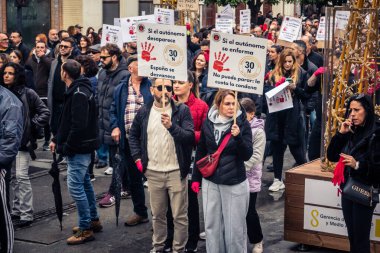 Seville, İspanya, 30 Kasım 2025 Sevilla 'da serbest çalışan işçiler, İspanyol hükümetinin uğradığı sömürüyü protesto etmek için şehrin tarihi merkezinde gösteri yaptılar..