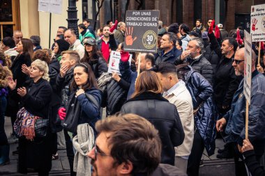 Seville, İspanya, 30 Kasım 2025 Sevilla 'da serbest çalışan işçiler, İspanyol hükümetinin uğradığı sömürüyü protesto etmek için şehrin tarihi merkezinde gösteri yaptılar..