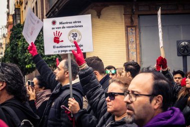 Seville, İspanya, 30 Kasım 2025 Sevilla 'da serbest çalışan işçiler, İspanyol hükümetinin uğradığı sömürüyü protesto etmek için şehrin tarihi merkezinde gösteri yaptılar..