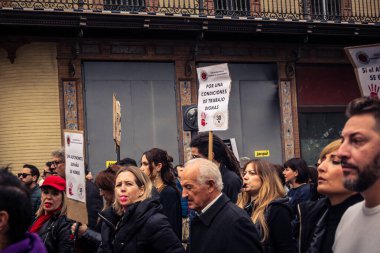 Seville, İspanya, 30 Kasım 2025 Sevilla 'da serbest çalışan işçiler, İspanyol hükümetinin uğradığı sömürüyü protesto etmek için şehrin tarihi merkezinde gösteri yaptılar..