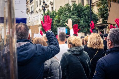 Seville, İspanya, 30 Kasım 2025 Sevilla 'da serbest çalışan işçiler, İspanyol hükümetinin uğradığı sömürüyü protesto etmek için şehrin tarihi merkezinde gösteri yaptılar..