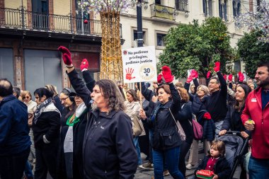 Seville, İspanya, 30 Kasım 2025 Sevilla 'da serbest çalışan işçiler, İspanyol hükümetinin uğradığı sömürüyü protesto etmek için şehrin tarihi merkezinde gösteri yaptılar..