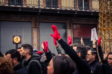 Seville, İspanya, 30 Kasım 2025 Sevilla 'da serbest çalışan işçiler, İspanyol hükümetinin uğradığı sömürüyü protesto etmek için şehrin tarihi merkezinde gösteri yaptılar..