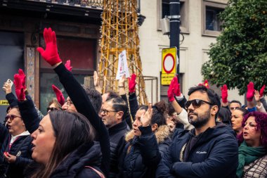 Seville, İspanya, 30 Kasım 2025 Sevilla 'da serbest çalışan işçiler, İspanyol hükümetinin uğradığı sömürüyü protesto etmek için şehrin tarihi merkezinde gösteri yaptılar..