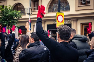 Seville, İspanya, 30 Kasım 2025 Sevilla 'da serbest çalışan işçiler, İspanyol hükümetinin uğradığı sömürüyü protesto etmek için şehrin tarihi merkezinde gösteri yaptılar..