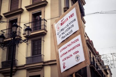Seville, İspanya, 30 Kasım 2025 Sevilla 'da serbest çalışan işçiler, İspanyol hükümetinin uğradığı sömürüyü protesto etmek için şehrin tarihi merkezinde gösteri yaptılar..
