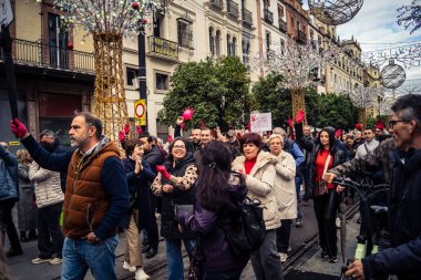Seville, İspanya, 30 Kasım 2025 Sevilla 'da serbest çalışan işçiler, İspanyol hükümetinin uğradığı sömürüyü protesto etmek için şehrin tarihi merkezinde gösteri yaptılar..