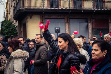 Seville, İspanya, 30 Kasım 2025 Sevilla 'da serbest çalışan işçiler, İspanyol hükümetinin uğradığı sömürüyü protesto etmek için şehrin tarihi merkezinde gösteri yaptılar..