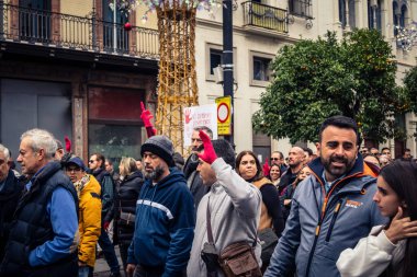 Seville, İspanya, 30 Kasım 2025 Sevilla 'da serbest çalışan işçiler, İspanyol hükümetinin uğradığı sömürüyü protesto etmek için şehrin tarihi merkezinde gösteri yaptılar..