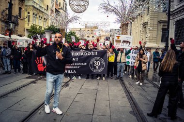 Seville, İspanya, 30 Kasım 2025 Sevilla 'da serbest çalışan işçiler, İspanyol hükümetinin uğradığı sömürüyü protesto etmek için şehrin tarihi merkezinde gösteri yaptılar..