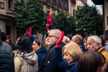 Seville, İspanya, 30 Kasım 2025 Sevilla 'da serbest çalışan işçiler, İspanyol hükümetinin uğradığı sömürüyü protesto etmek için şehrin tarihi merkezinde gösteri yaptılar..