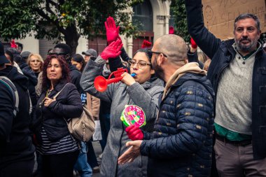 Seville, İspanya, 30 Kasım 2025 Sevilla 'da serbest çalışan işçiler, İspanyol hükümetinin uğradığı sömürüyü protesto etmek için şehrin tarihi merkezinde gösteri yaptılar..