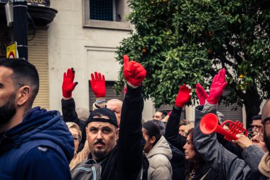 Seville, İspanya, 30 Kasım 2025 Sevilla 'da serbest çalışan işçiler, İspanyol hükümetinin uğradığı sömürüyü protesto etmek için şehrin tarihi merkezinde gösteri yaptılar..