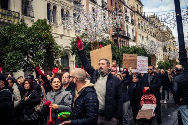 Seville, İspanya, 30 Kasım 2025 Sevilla 'da serbest çalışan işçiler, İspanyol hükümetinin uğradığı sömürüyü protesto etmek için şehrin tarihi merkezinde gösteri yaptılar..